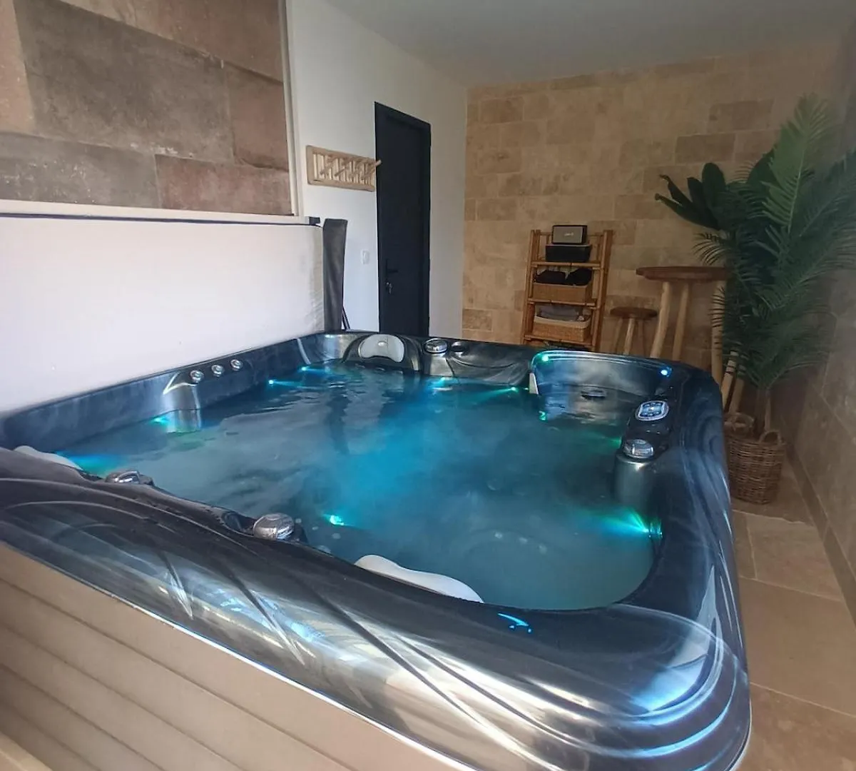 Pine And House Direction With Private Jacuzzi - Villa Istres 0*,